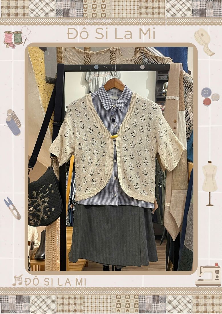 Áo gile dệt lưới kem phối áo sơ mi xanh dương và chân váy xám