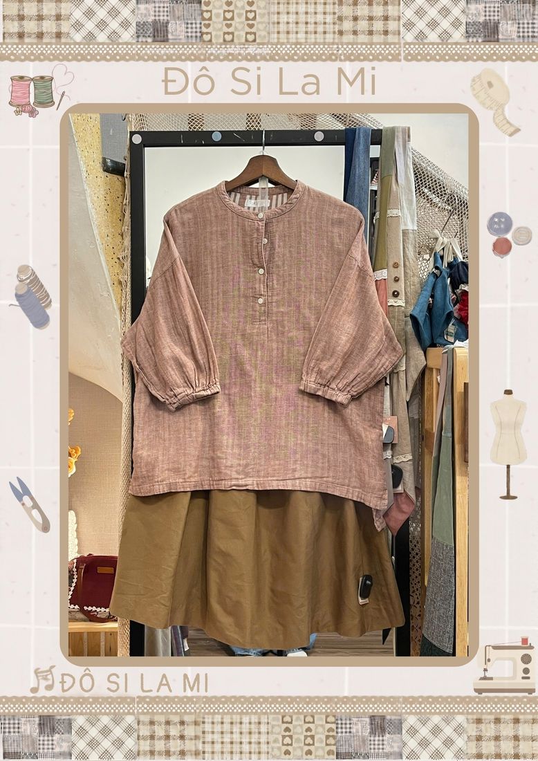 Áo hồng phối chân váy nâu